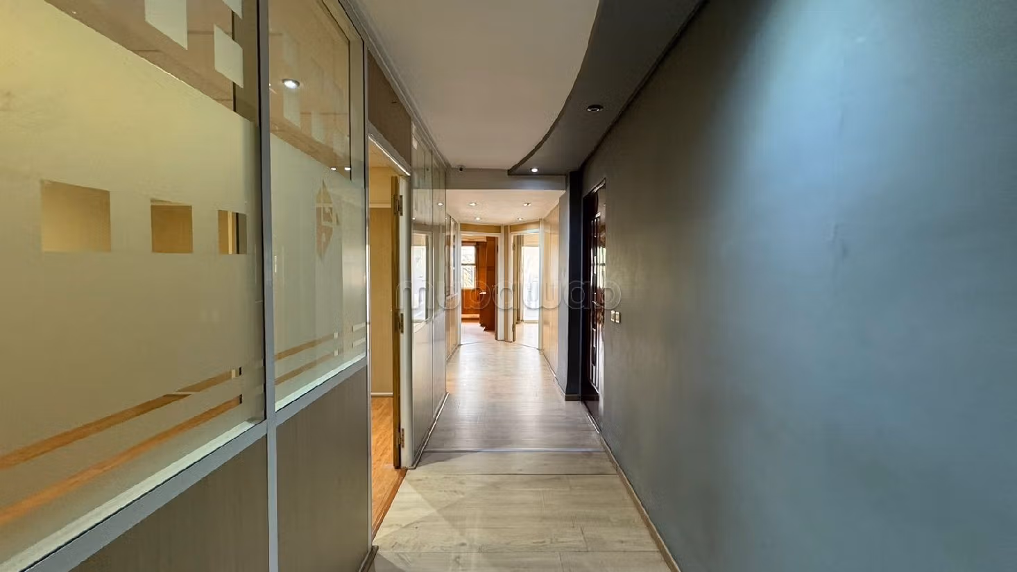 Offices for rent in Bourgogne Est. Surface area 150 m². Residence with caretaker, general air conditioning. 