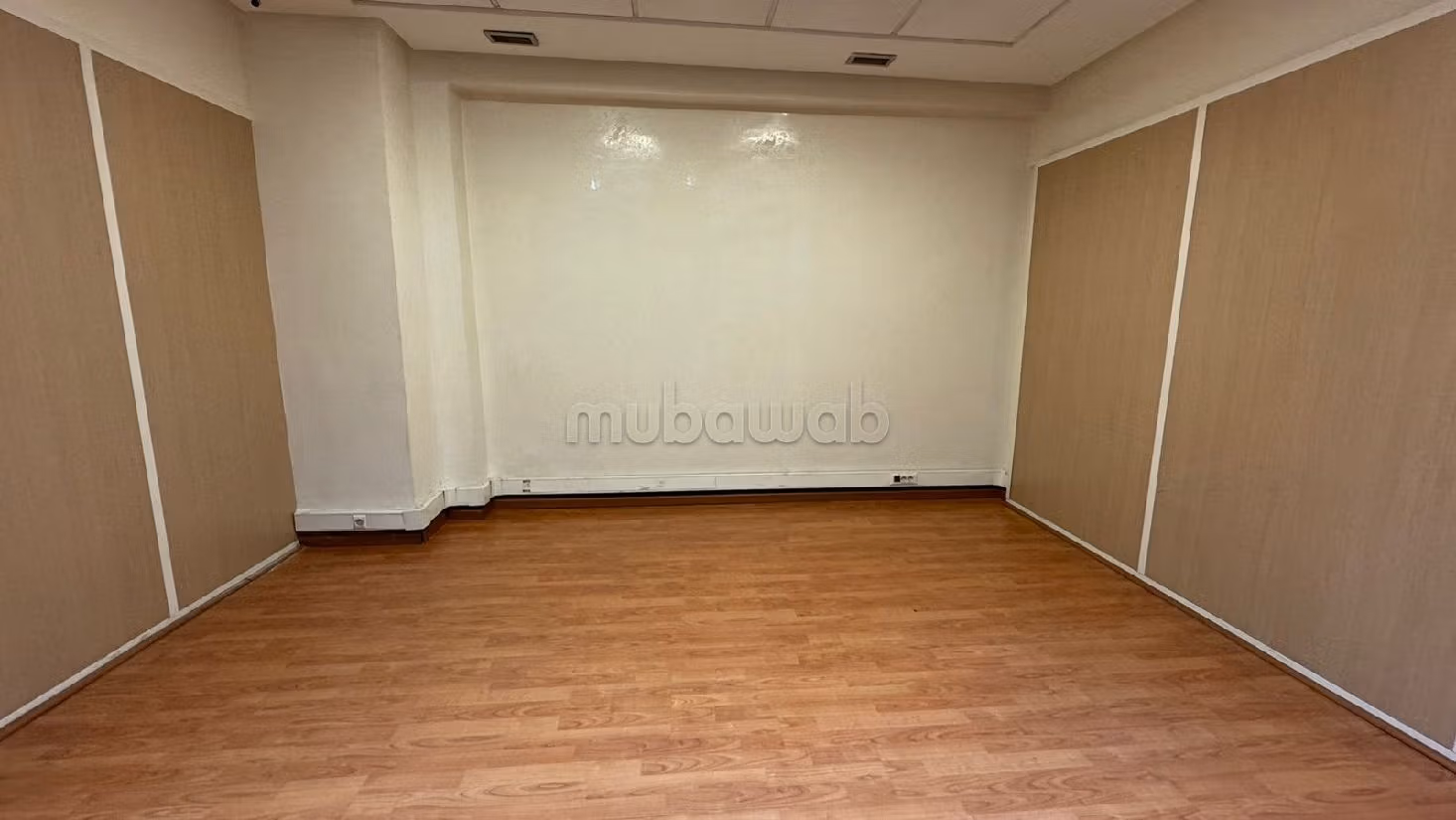 Offices for rent in Bourgogne Est. Surface area 150 m². Residence with caretaker, general air conditioning. 