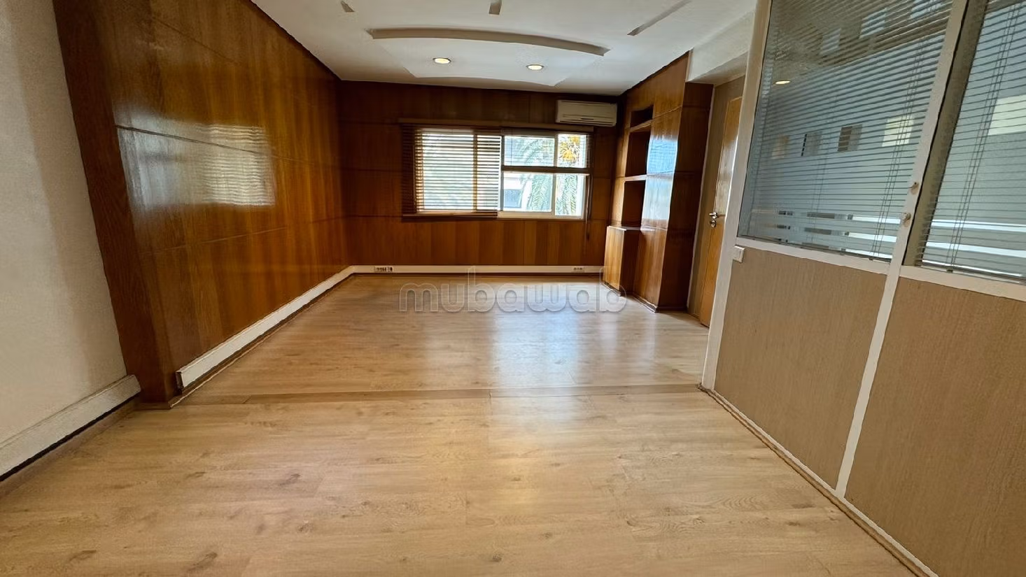 Offices for rent in Bourgogne Est. Surface area 150 m². Residence with caretaker, general air conditioning. 