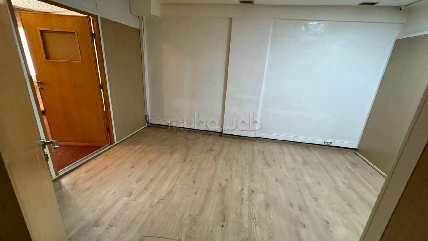 Offices for rent in Bourgogne Est. Surface area 150 m². Residence with caretaker, general air conditioning. 