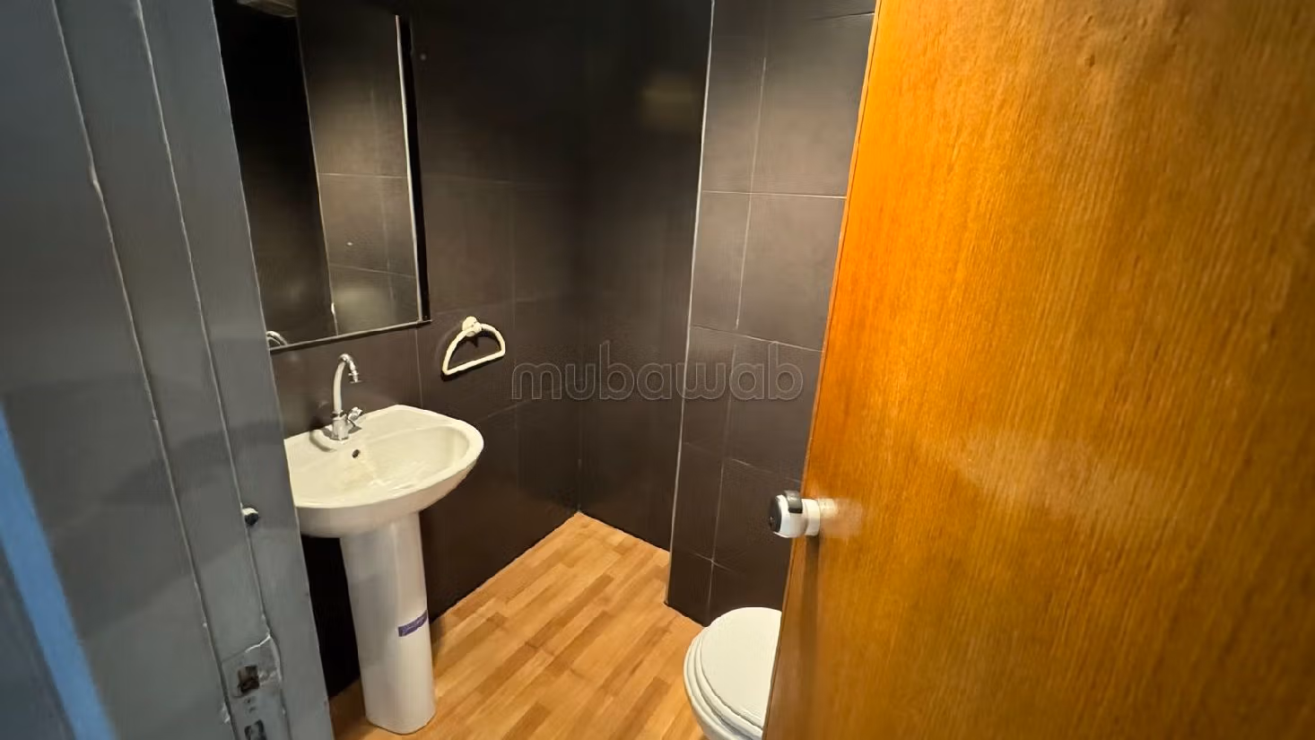 Offices for rent in Bourgogne Est. Surface area 150 m². Residence with caretaker, general air conditioning. 