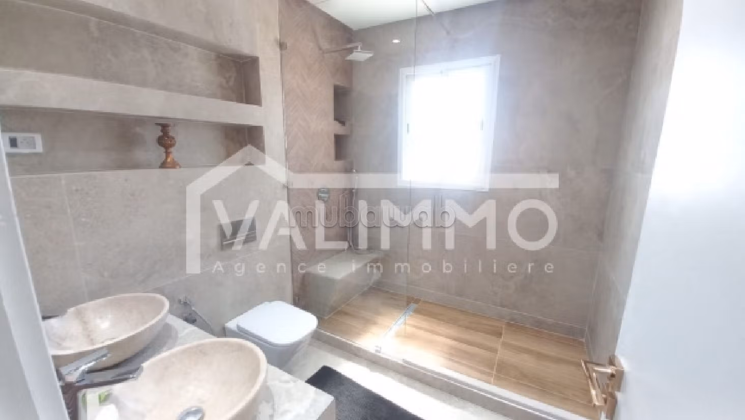 Affitto di uno splendido appartamento a Ain Zaghouan Nord. 4 belle camere da letto. Impianto di aria condizionata e piscina. 