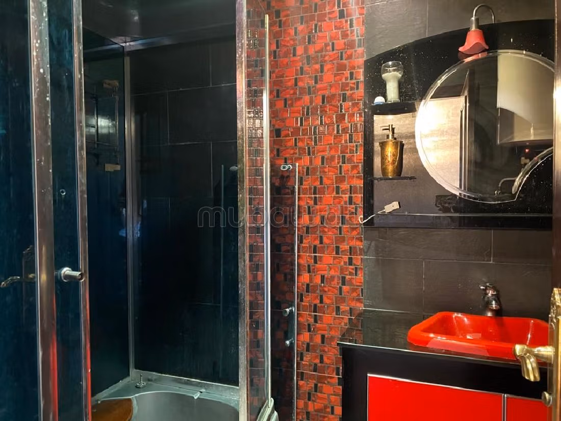 شقة جميلة للبيع ب بوركون الغربي. 4 قطع مريحة. خدمة الكونسياج و المدفأة