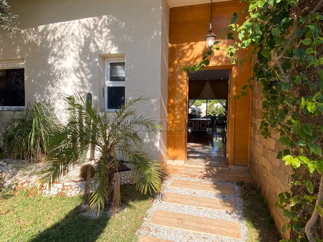 فيلا فخمة للبيع ببوسكورة. 4 غرف جميلة. مكيف للهواء وحوض للسباحة. 