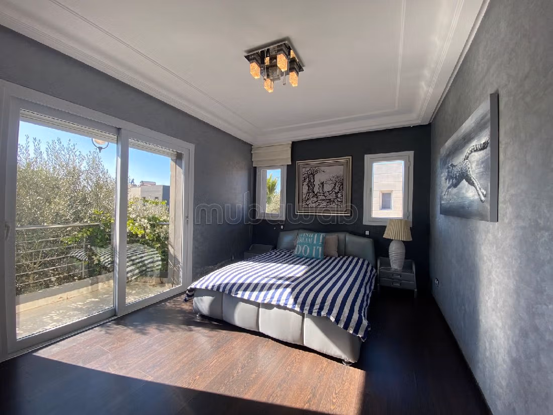 فيلا فخمة للبيع ببوسكورة. 4 غرف جميلة. مكيف للهواء وحوض للسباحة. 