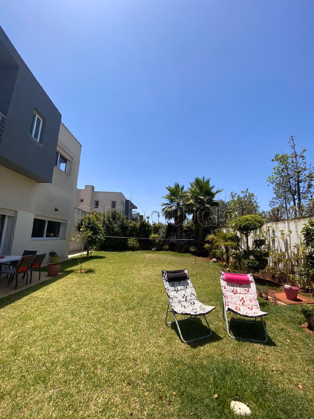 فيلا فخمة للبيع ببوسكورة. 4 غرف جميلة. مكيف للهواء وحوض للسباحة. 