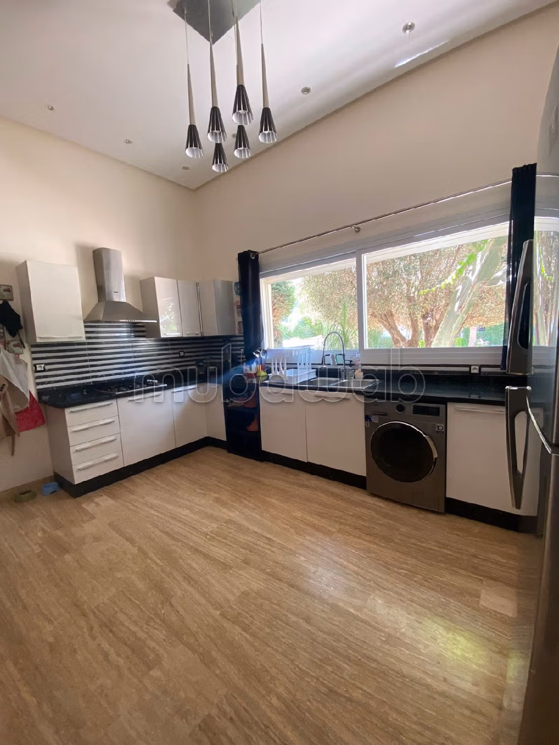 فيلا فخمة للبيع ببوسكورة. 4 غرف جميلة. مكيف للهواء وحوض للسباحة. 