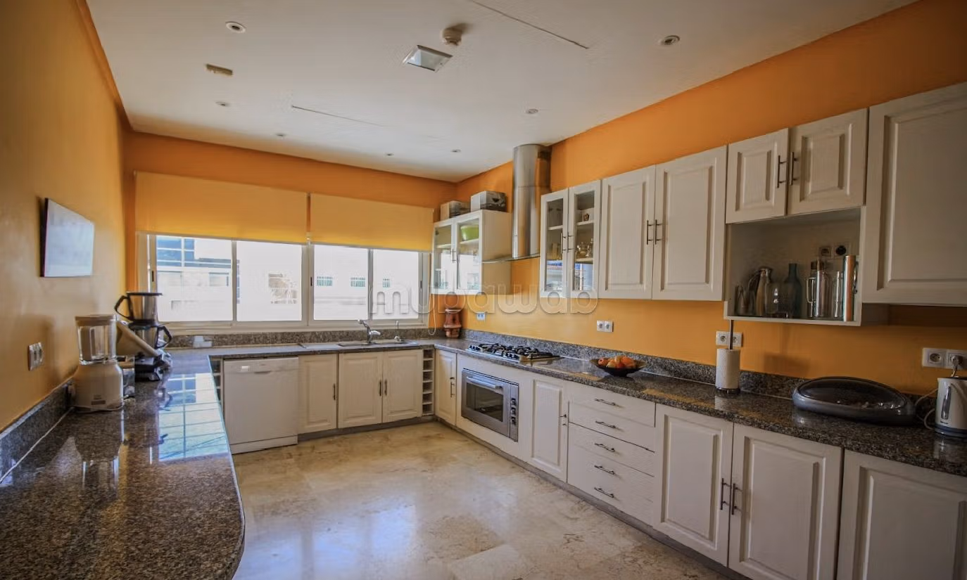 منزل فخم للبيع بهرهورة. 4 غرف ممتازة. شرفة جميلة وحديقة