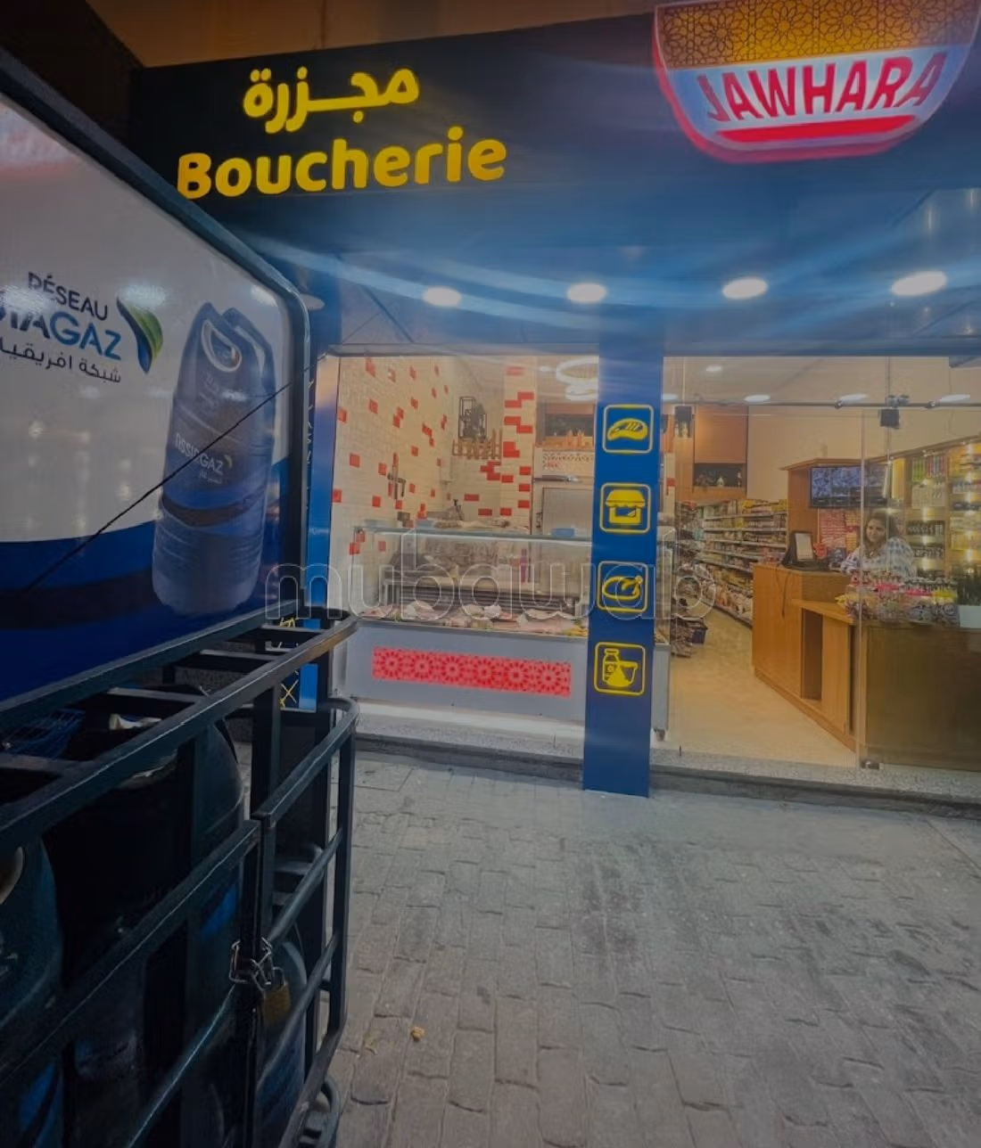 Local commercial à vendre à Aouama Gharbia. Surface totale 65 m². Résidence avec concierge.