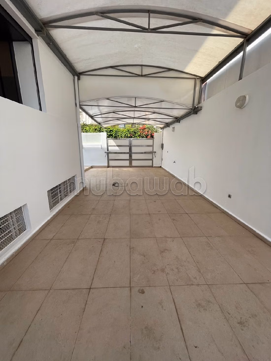 Villa's en luxe woningen beschikbaar in Riyad. Totale oppervlakte 350 m². Conciërgeservice en mooi zwembad.