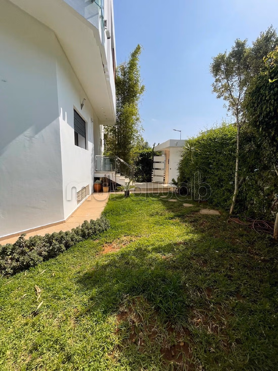 Villa's en luxe woningen beschikbaar in Riyad. Totale oppervlakte 350 m². Conciërgeservice en mooi zwembad.