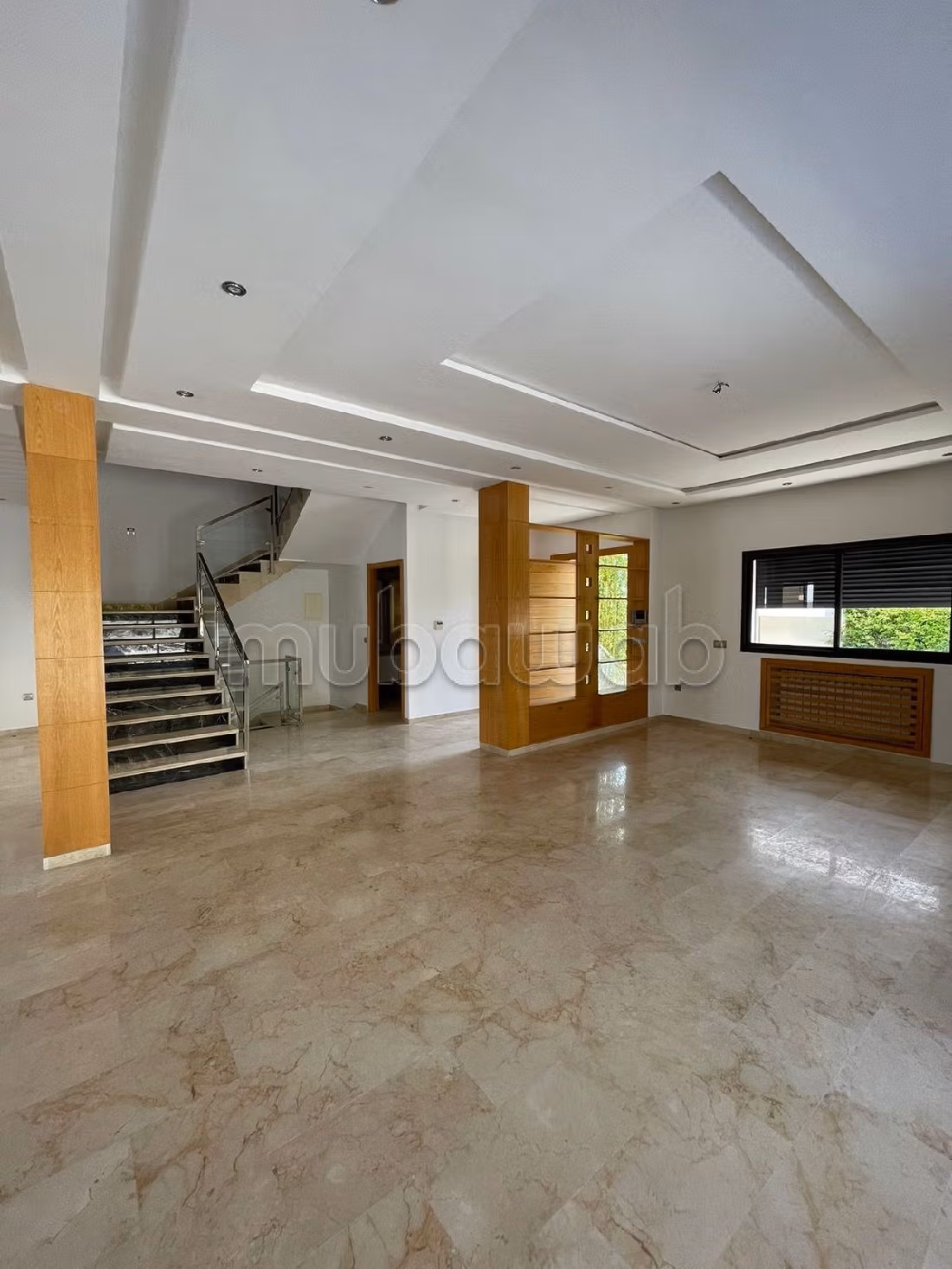 Villa's en luxe woningen beschikbaar in Riyad. Totale oppervlakte 350 m². Conciërgeservice en mooi zwembad.