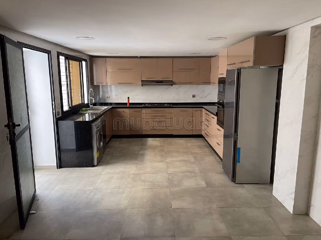 Villa's en luxe woningen beschikbaar in Riyad. Totale oppervlakte 350 m². Conciërgeservice en mooi zwembad.