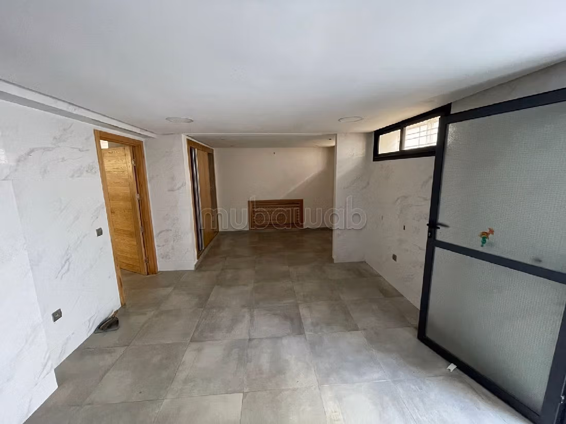 Villa's en luxe woningen beschikbaar in Riyad. Totale oppervlakte 350 m². Conciërgeservice en mooi zwembad.