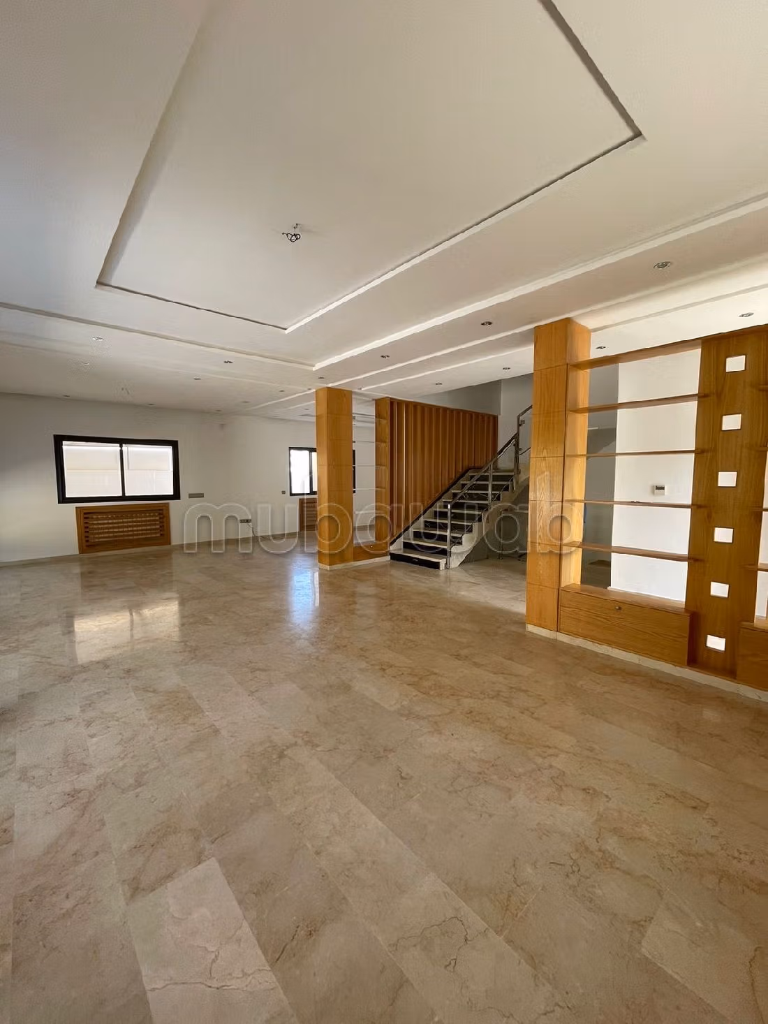 Villa's en luxe woningen beschikbaar in Riyad. Totale oppervlakte 350 m². Conciërgeservice en mooi zwembad.