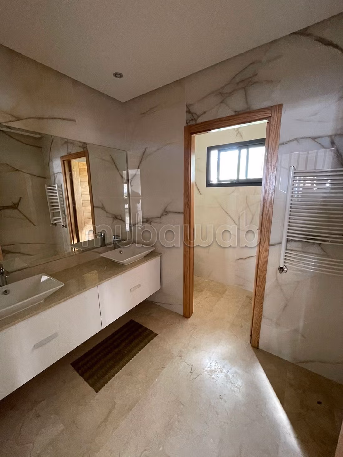 Villa's en luxe woningen beschikbaar in Riyad. Totale oppervlakte 350 m². Conciërgeservice en mooi zwembad.