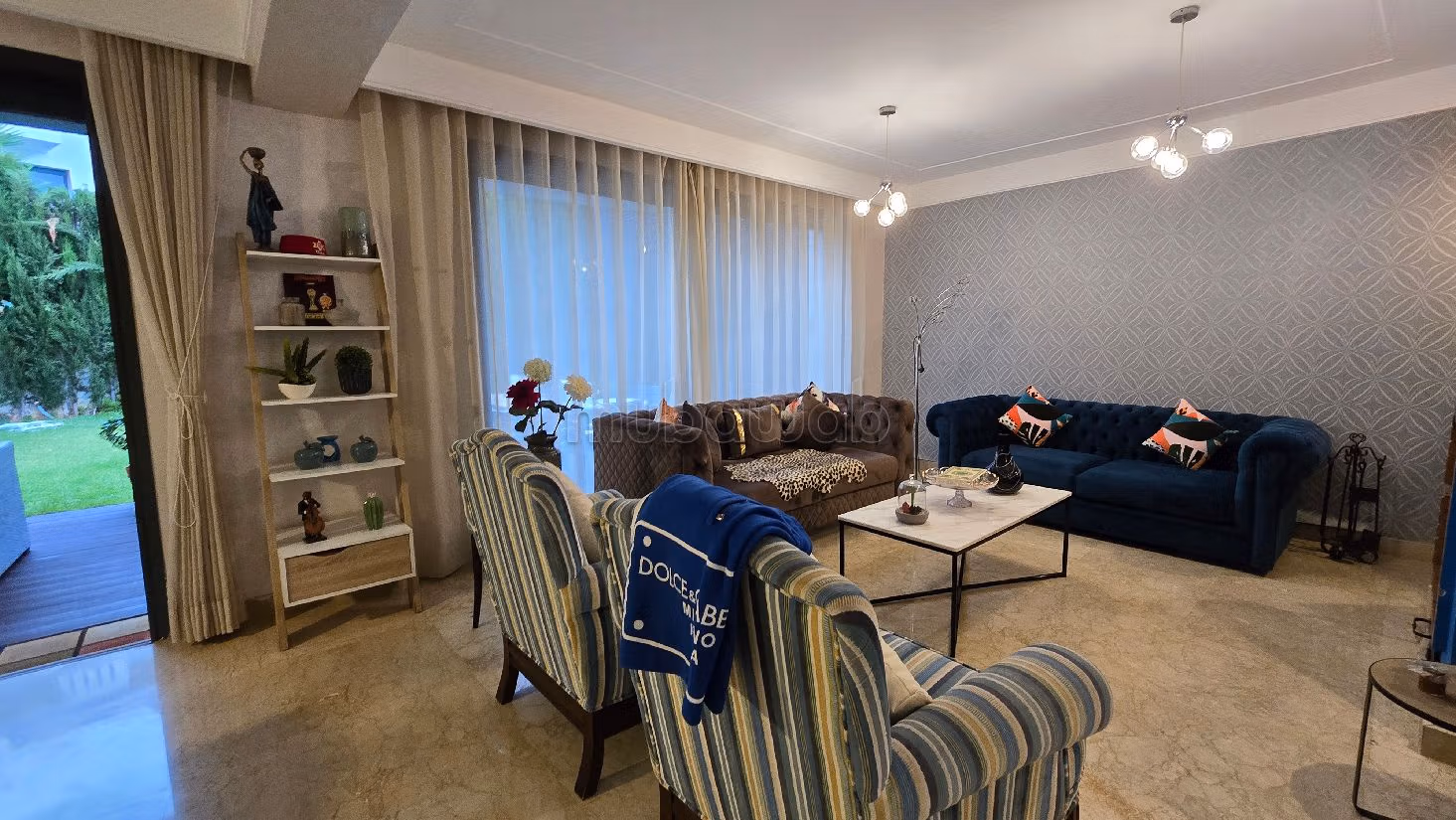 Luxury villa for sale in Ville Verte. 4 rooms. Usable fireplace, Large swimming pool. 