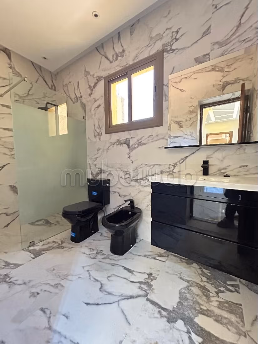 Louez votre résidence à boubana.
Surface de 450 m².
Sur trois niveau