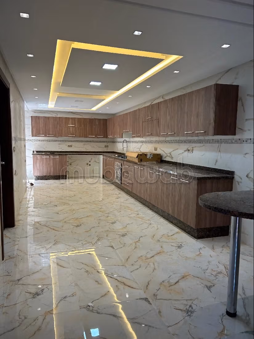 Louez votre résidence à boubana.
Surface de 450 m².
Sur trois niveau