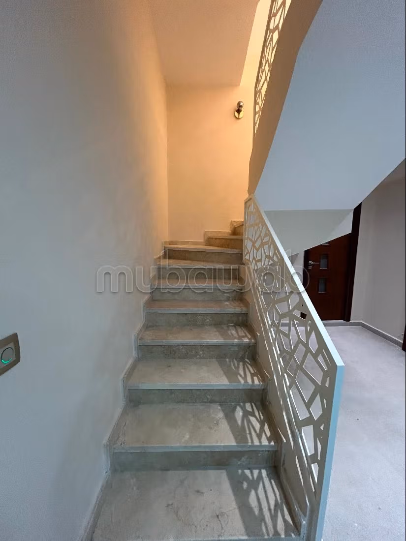 Louez votre résidence à boubana.
Surface de 450 m².
Sur trois niveau