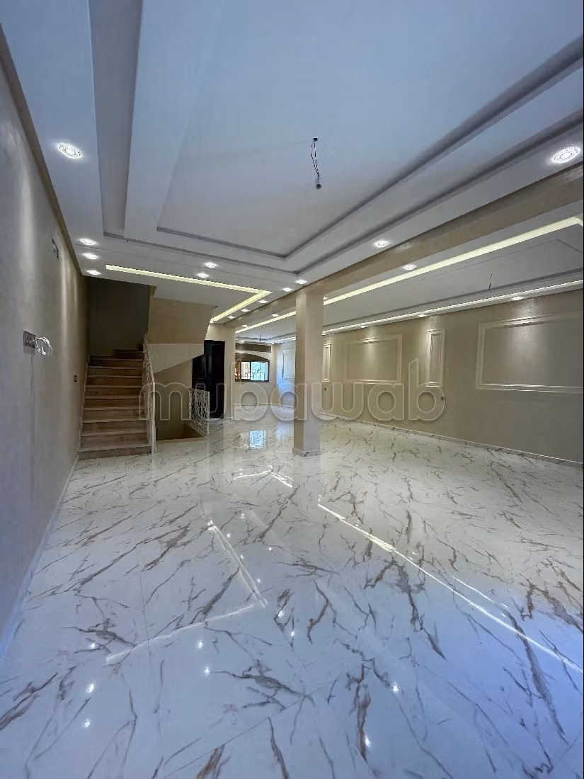 Louez votre résidence à boubana.
Surface de 450 m².
Sur trois niveau