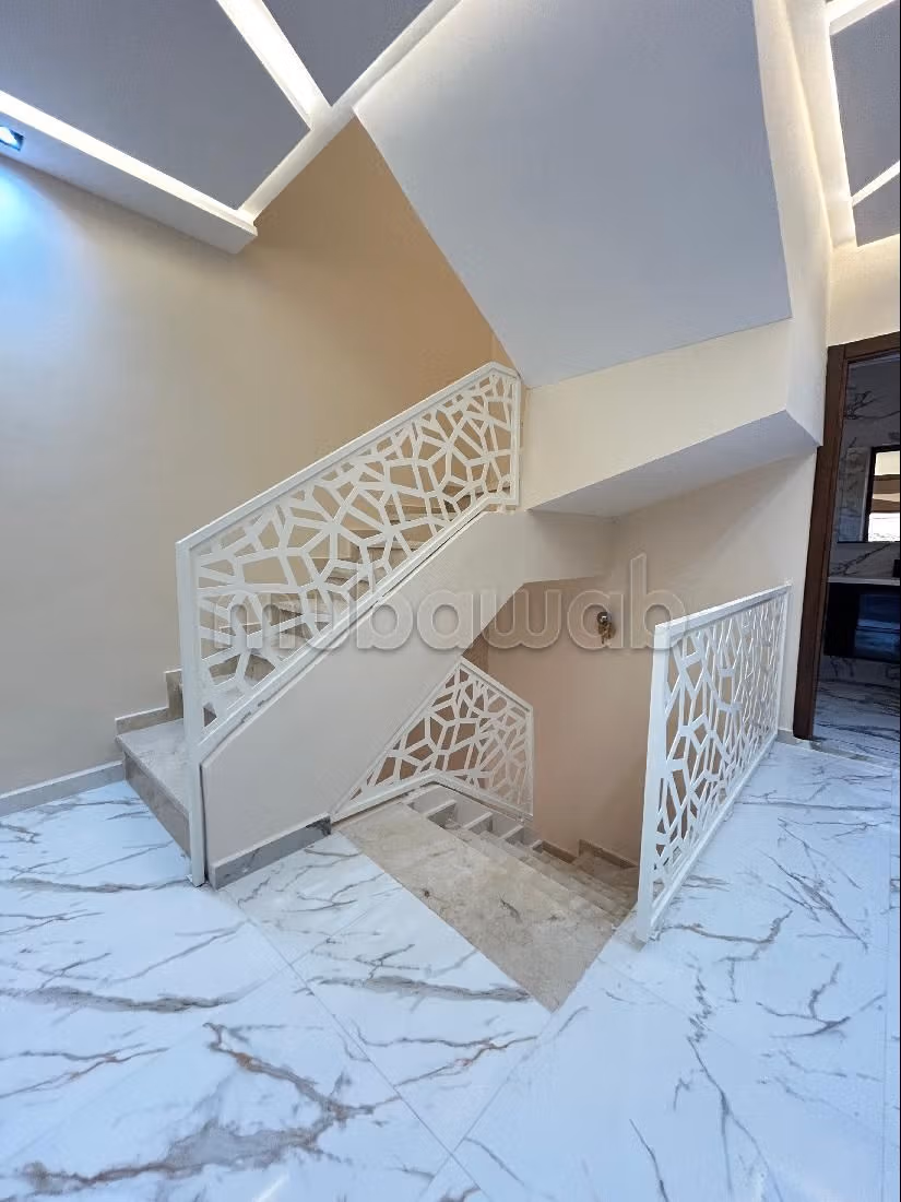 Louez votre résidence à boubana.
Surface de 450 m².
Sur trois niveau