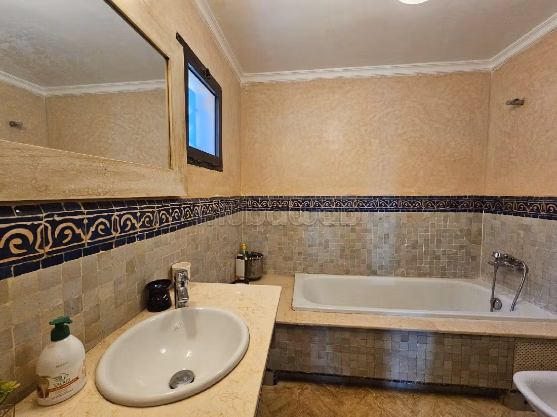 Luxury home for sale in Route de Fez. 3 lovely rooms. Caretaker available, Large swimming pool