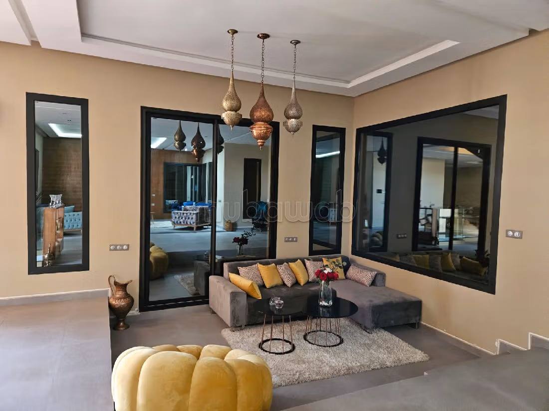 High quality house for sale in Hay Targa. 4 lovely rooms. All comforts with fireplace and air conditioning. 