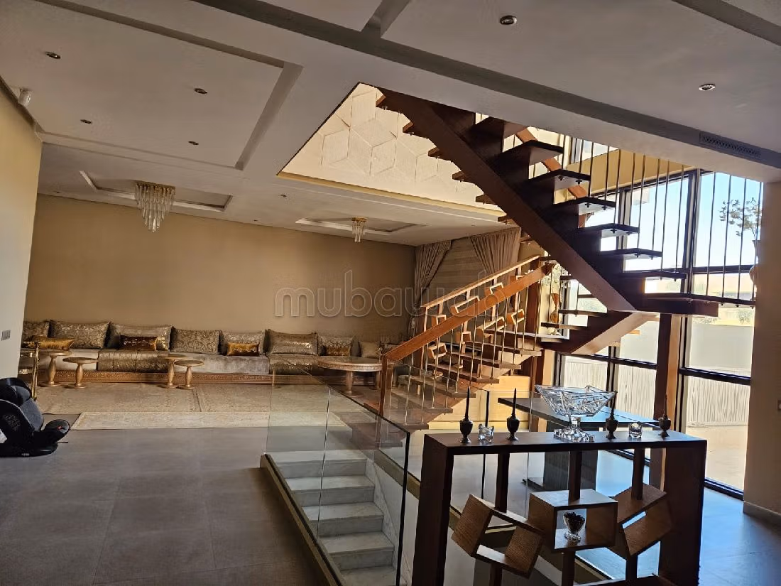 High quality house for sale in Hay Targa. 4 lovely rooms. All comforts with fireplace and air conditioning. 