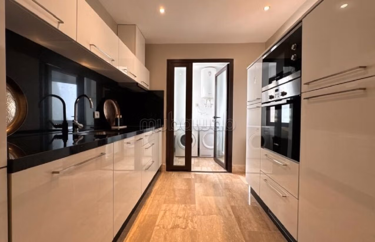 شقة للإيجار بحـي الشاطئ. مفروشة