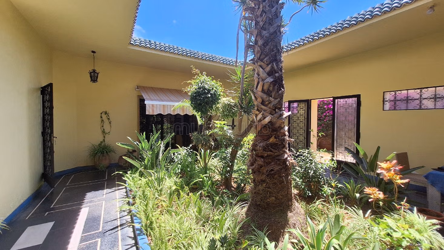 Eccezionale villa in vendita a Polo. Superficie 1142 m². Sistema di riscaldamento. 