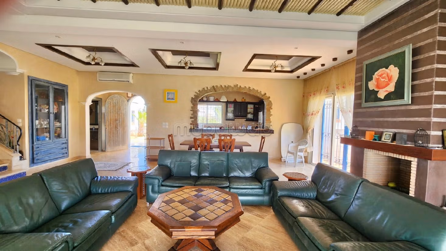 Luxury home for sale. Surface area 6000 m². Reinforced door and satellite dish. 