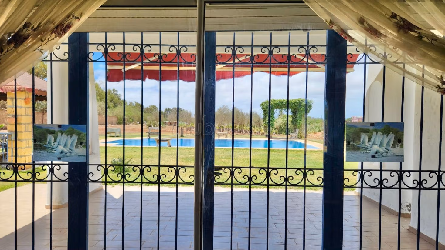 Luxury home for sale. Surface area 6000 m². Reinforced door and satellite dish. 