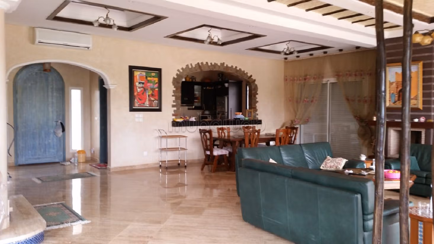 Luxury home for sale. Surface area 6000 m². Reinforced door and satellite dish. 