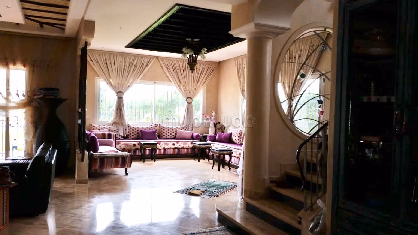 Luxury home for sale. Surface area 6000 m². Reinforced door and satellite dish. 