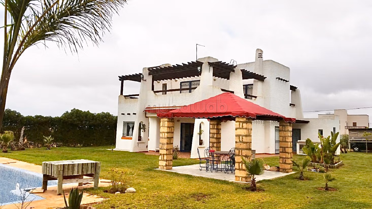 Luxury home for sale. Surface area 6000 m². Reinforced door and satellite dish. 