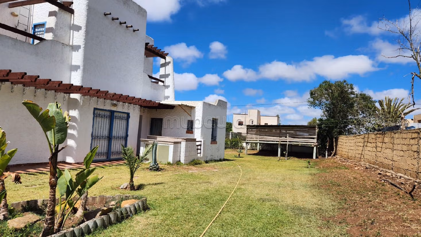 Luxury home for sale. Surface area 6000 m². Reinforced door and satellite dish. 