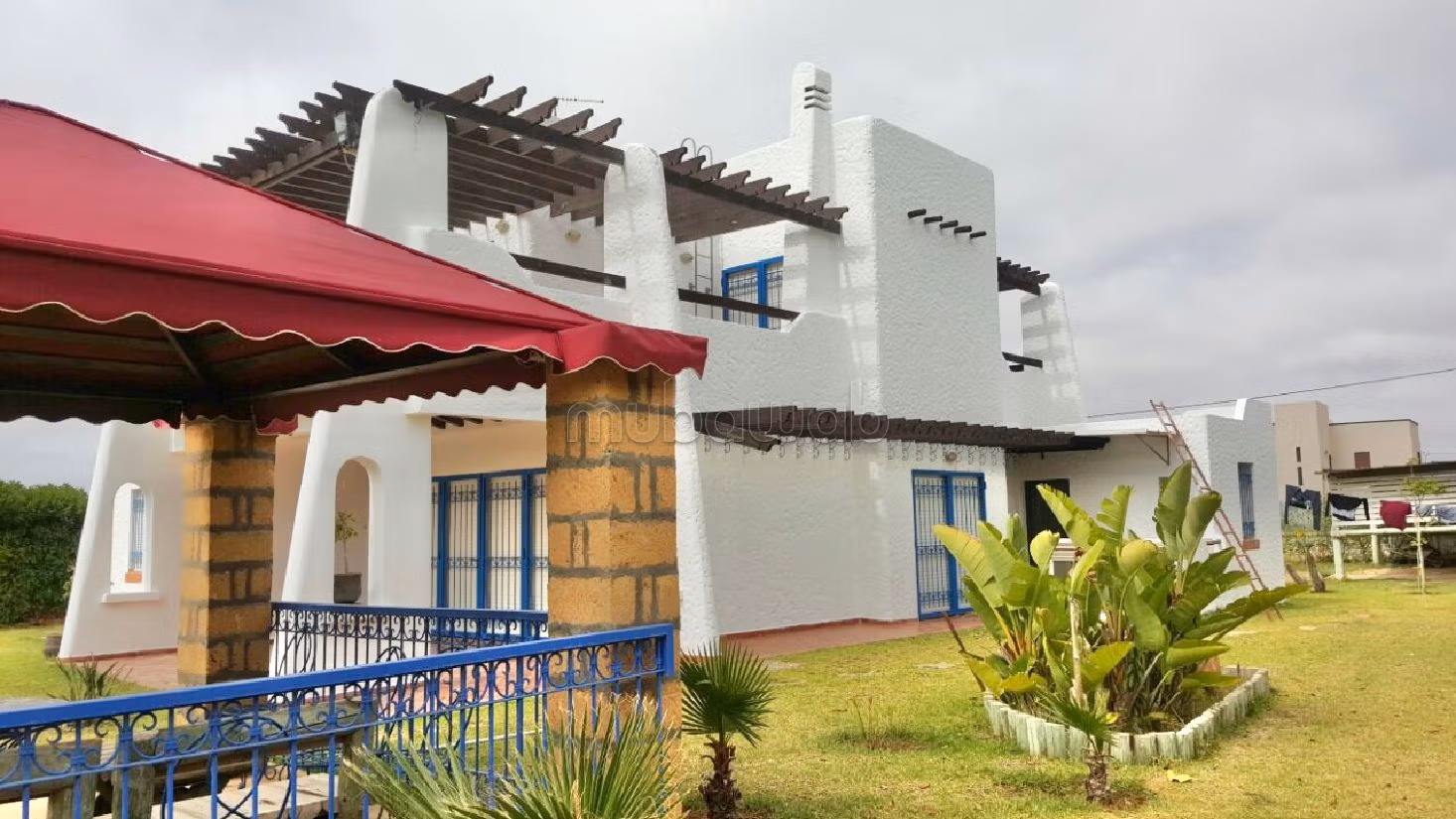 Luxury home for sale. Surface area 6000 m². Reinforced door and satellite dish. 