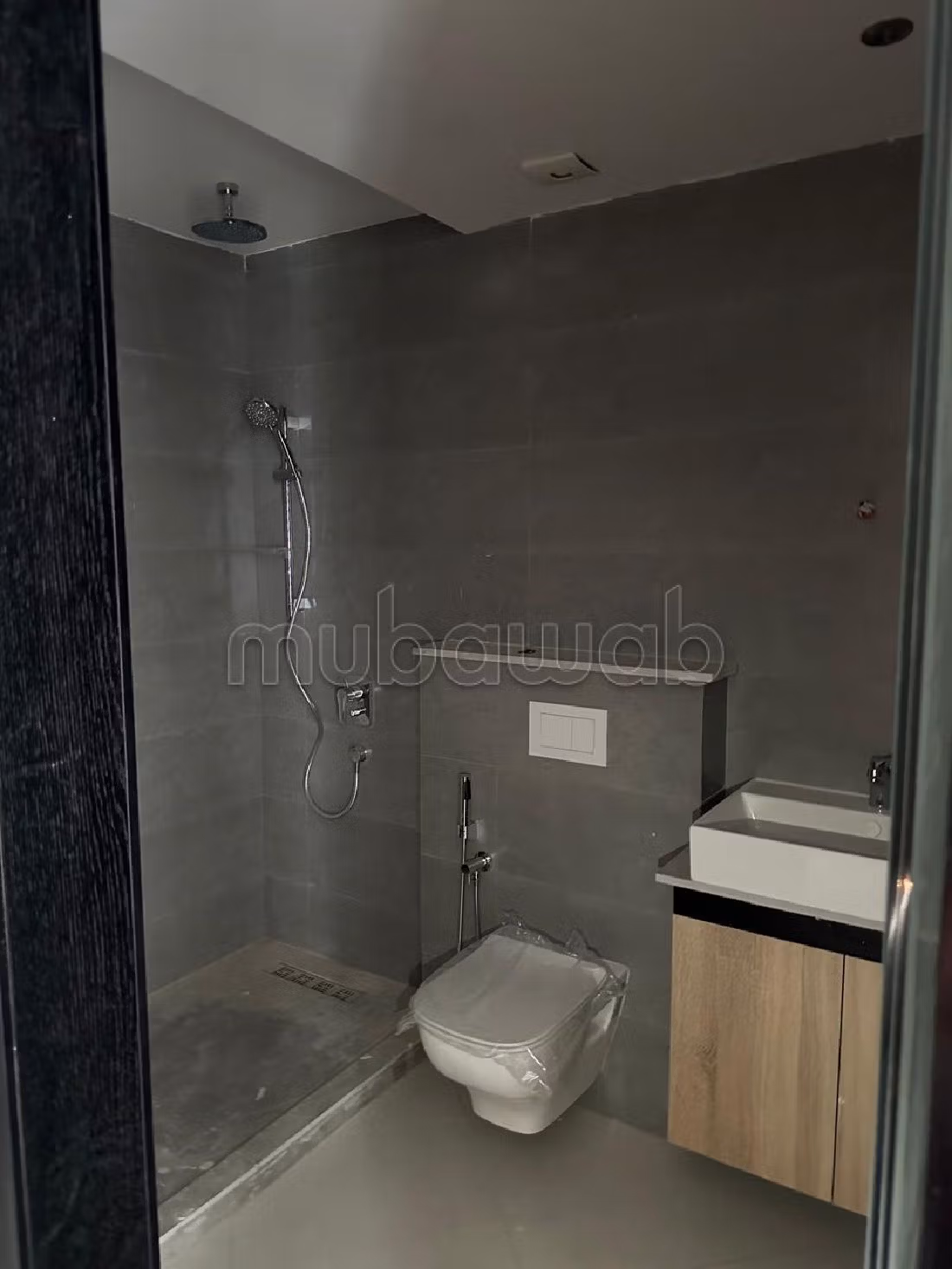 Encuentra un piso en alquiler en Du Golf. Area 85 m². Servicio de conserjería, hermosa piscina. 