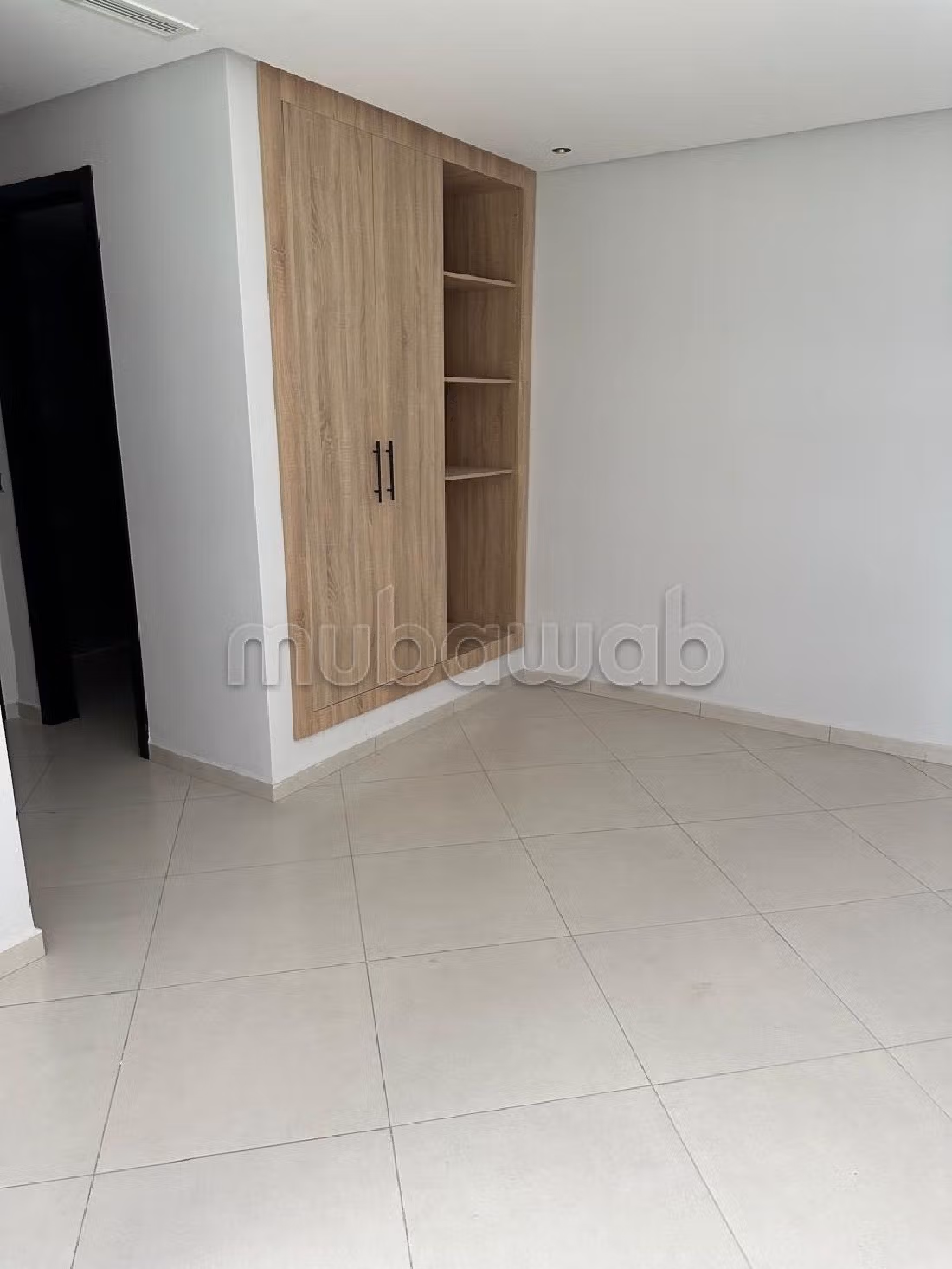 Encuentra un piso en alquiler en Du Golf. Area 85 m². Servicio de conserjería, hermosa piscina. 