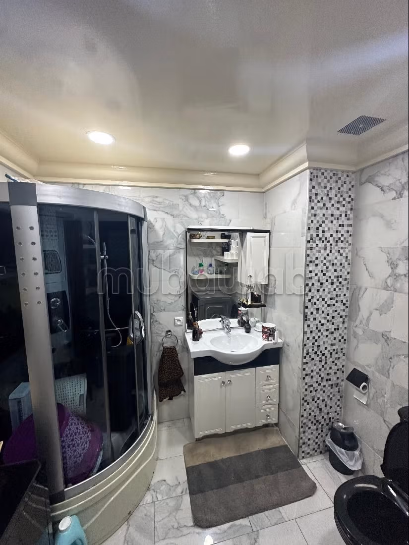 Piso en venta en Californie. 2 habitaciones grandes. Parking y terraza. 