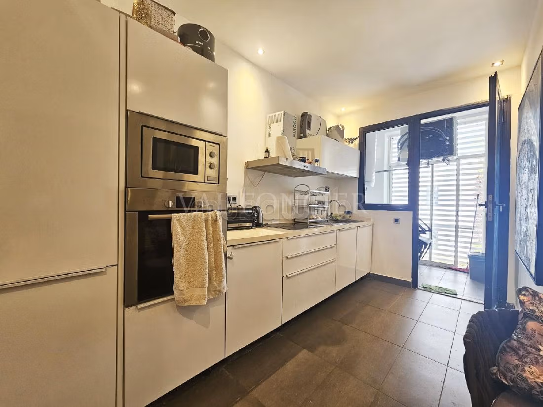 Apartment to purchase in Ain Diab. 2 beautiful rooms. Parking spaces and garden. 