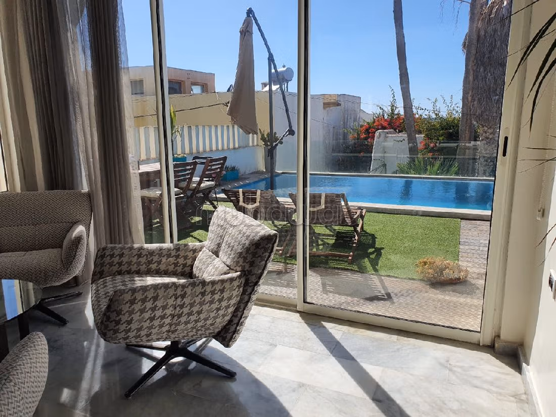 فيلا جميلة للبيع بهرهورة. 3 قطع رائعة. مفروشة