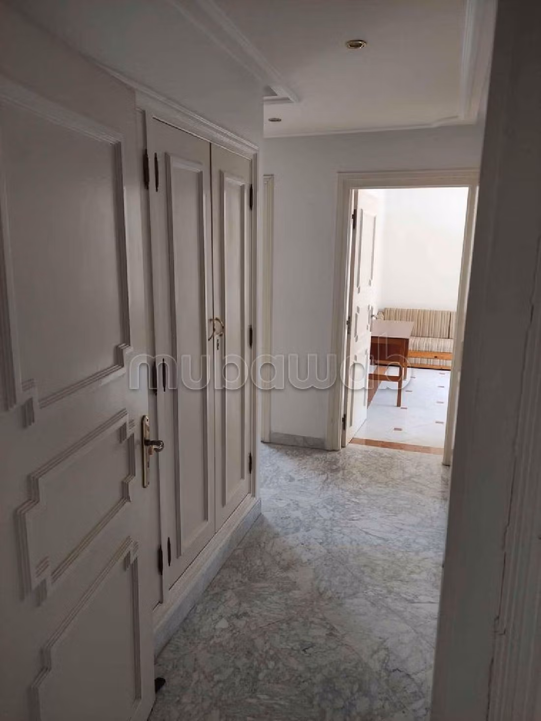 Sell apartment in Habib Thameur. 5 comfortable rooms. Terrace and lift. 