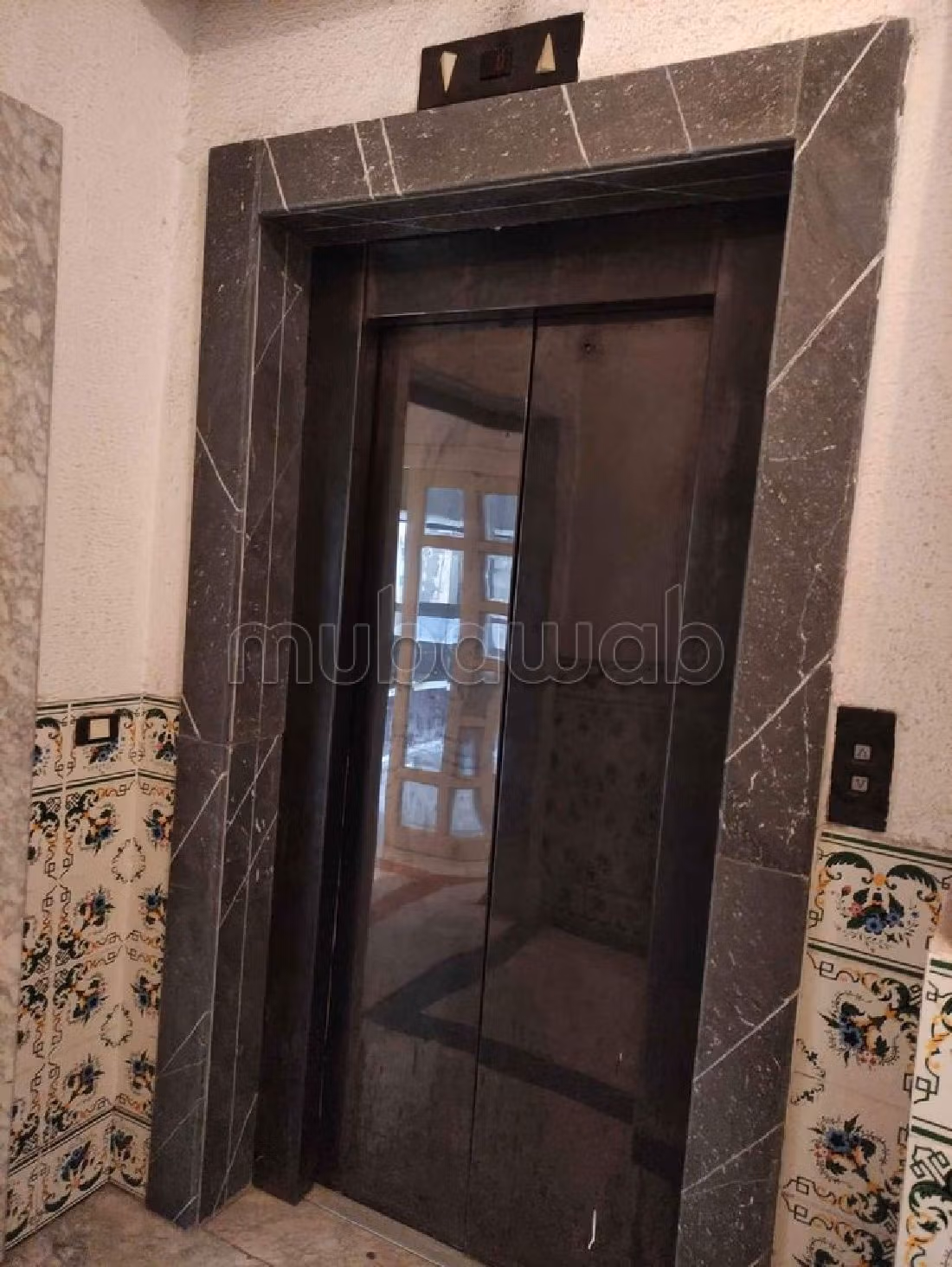 Sell apartment in Habib Thameur. 5 comfortable rooms. Terrace and lift. 