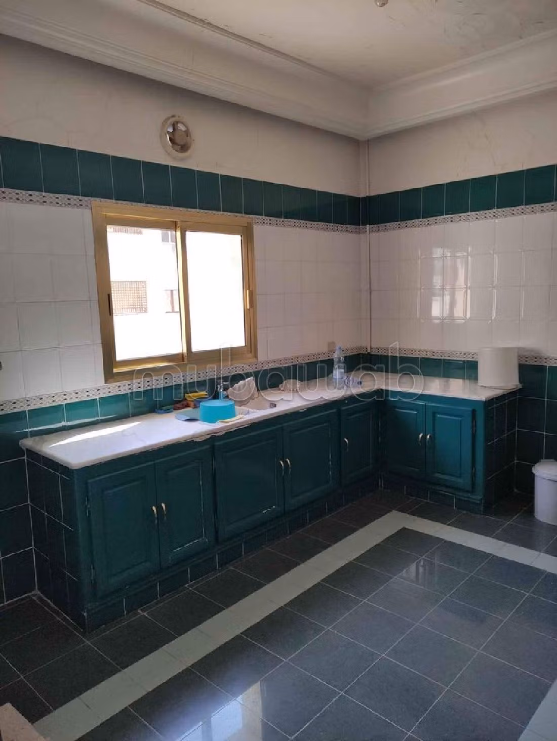 Sell apartment in Habib Thameur. 5 comfortable rooms. Terrace and lift. 