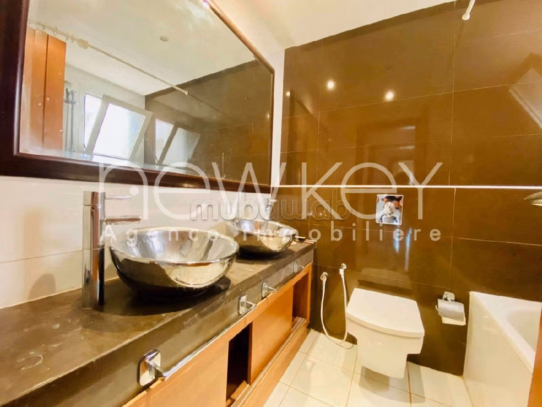 Sell apartment in Les Berges Du Lac 2.3 rooms. Parking spaces and terrace