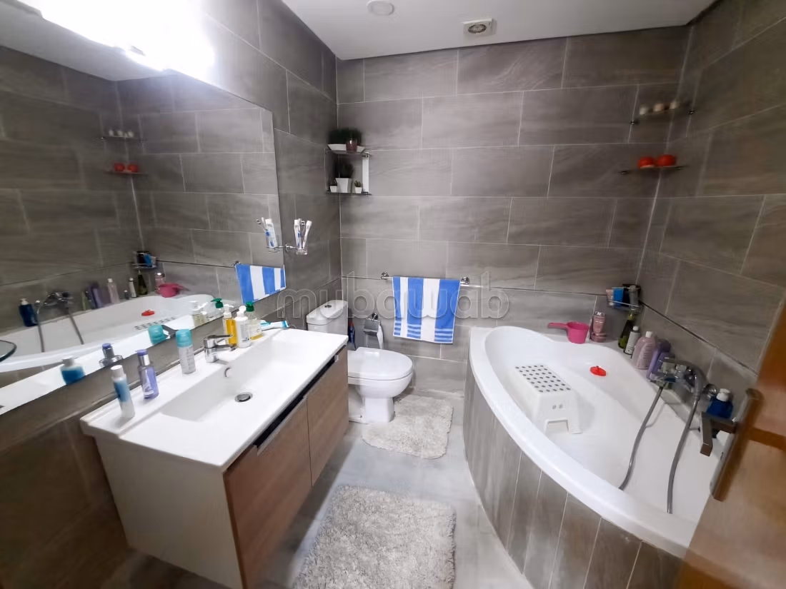 Se alquila este piso en Gauthier. 3 habitaciones. Amueblado