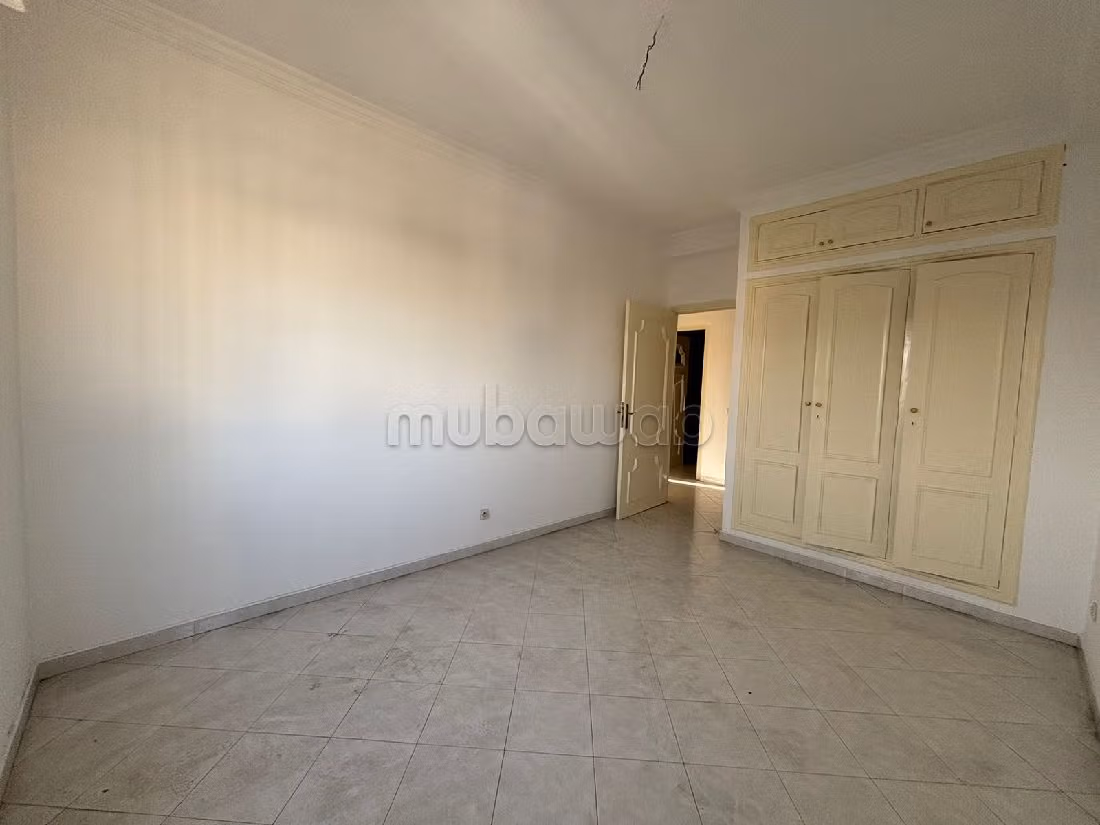 Sell apartment in Administratif. Large area 147 m². Thermal insulation and soundproofing, Secured door. 