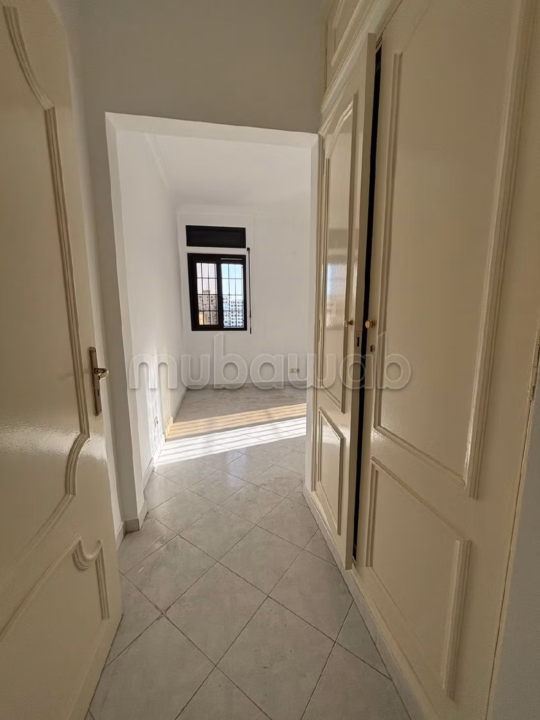 Sell apartment in Administratif. Large area 147 m². Thermal insulation and soundproofing, Secured door. 